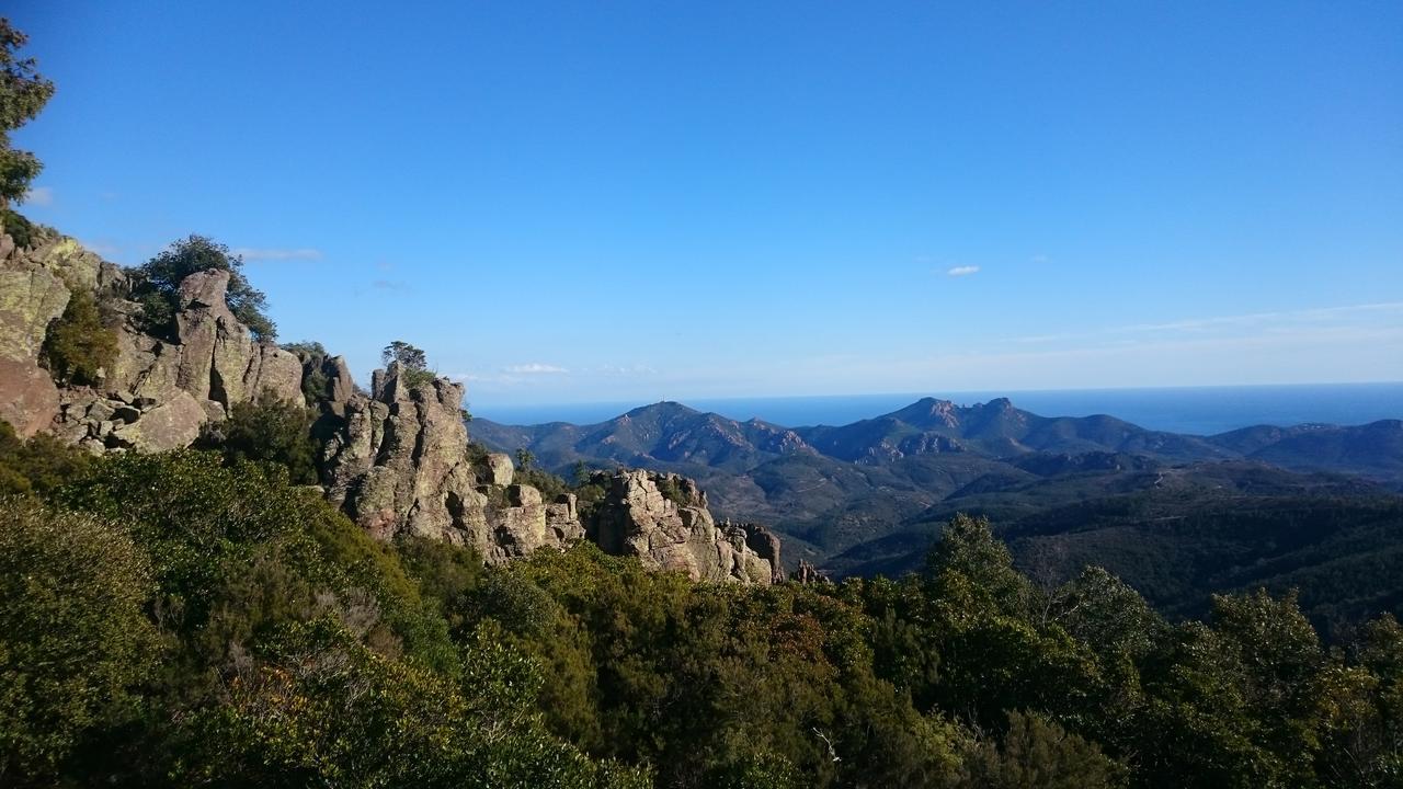 Отель L'Estirado Des Adrets Лез-Адре-де-л’Эстерель Экстерьер фото
